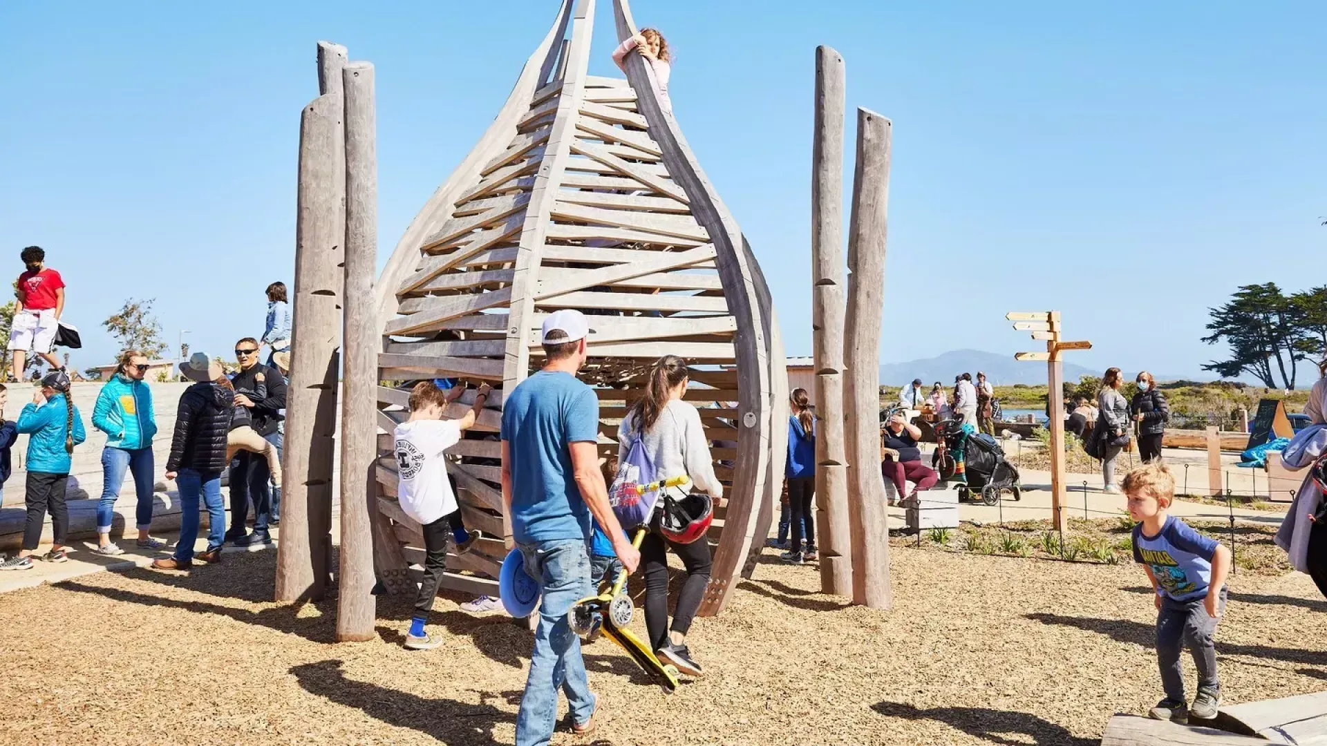 Families play at 的 Outpost in the Presidio