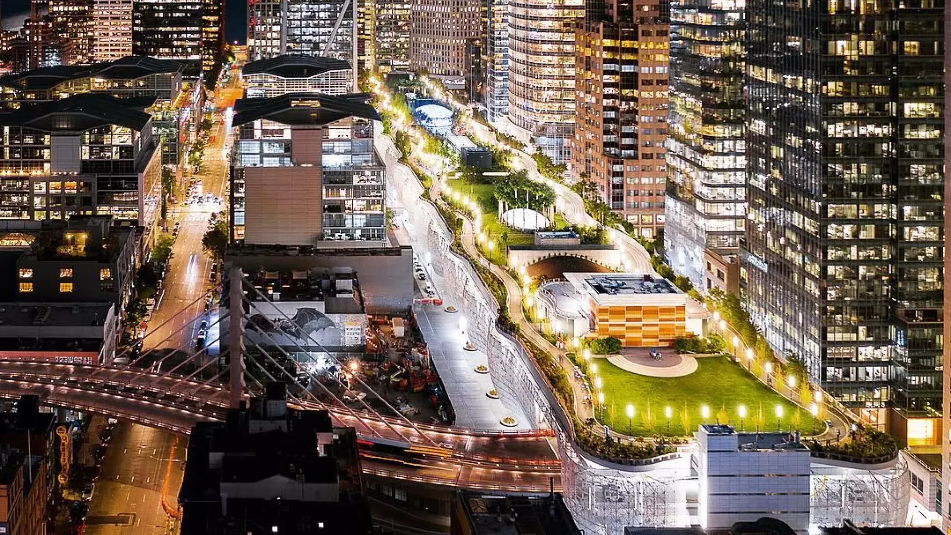 Le Salesforce Park de San Francisco s'illumine la nuit.