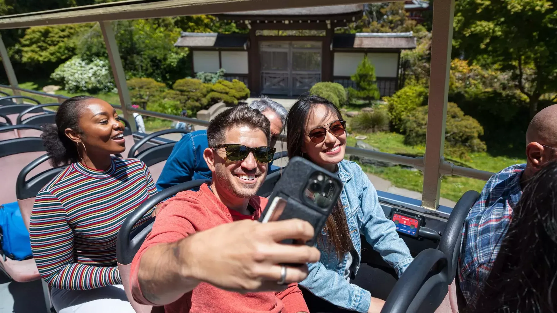 Un uomo si fa un selfie durante un Big Bus Tour