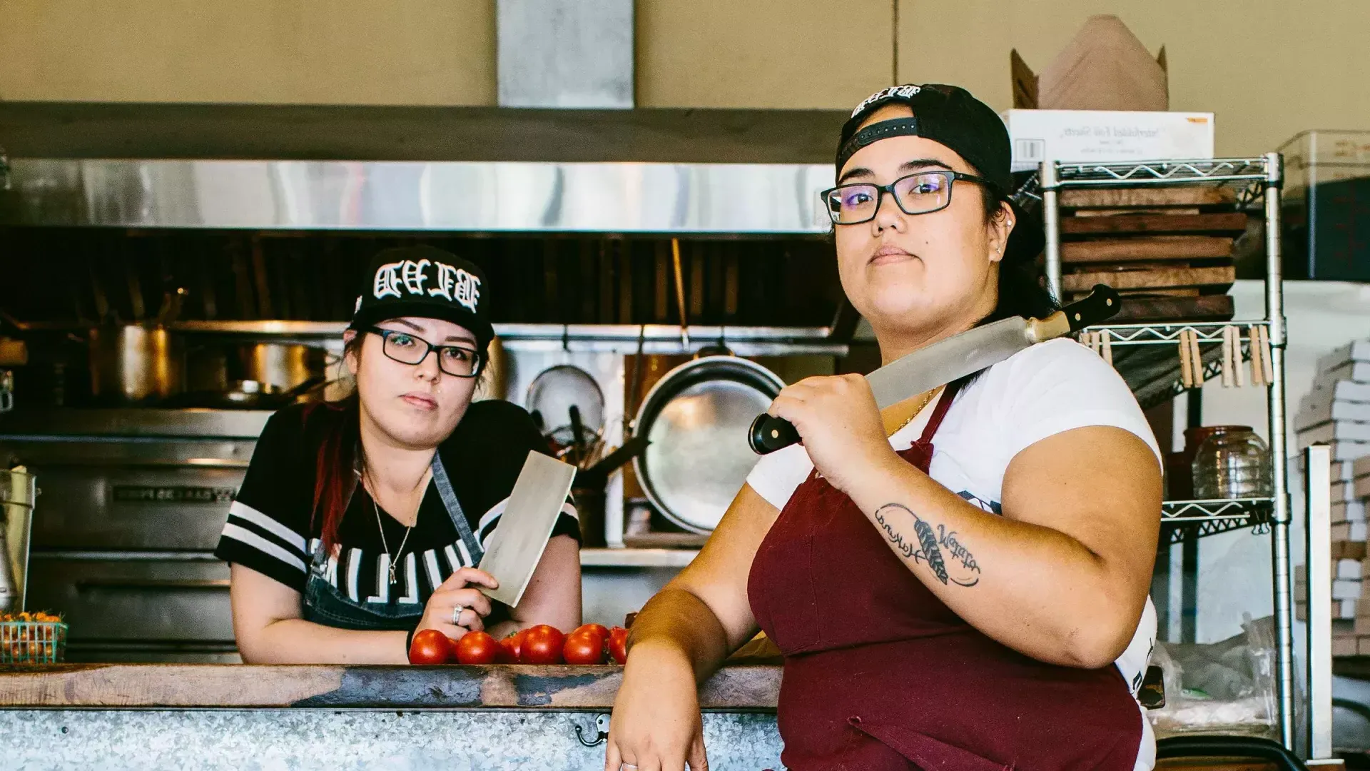 Joyce Conway et Mel Lopez dans la cuisine