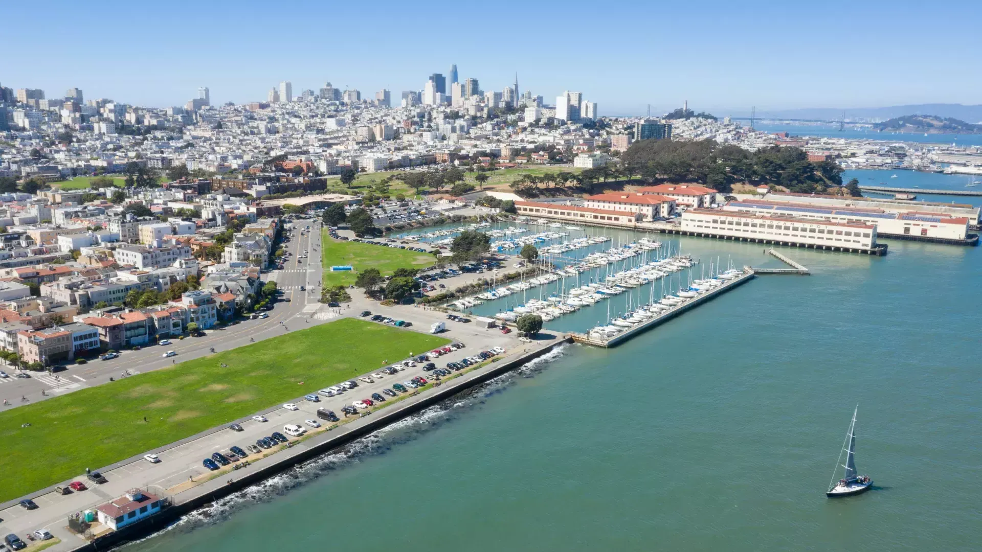 Vue aérienne de Fort Mason avec les toits de 贝博体彩app au loin.