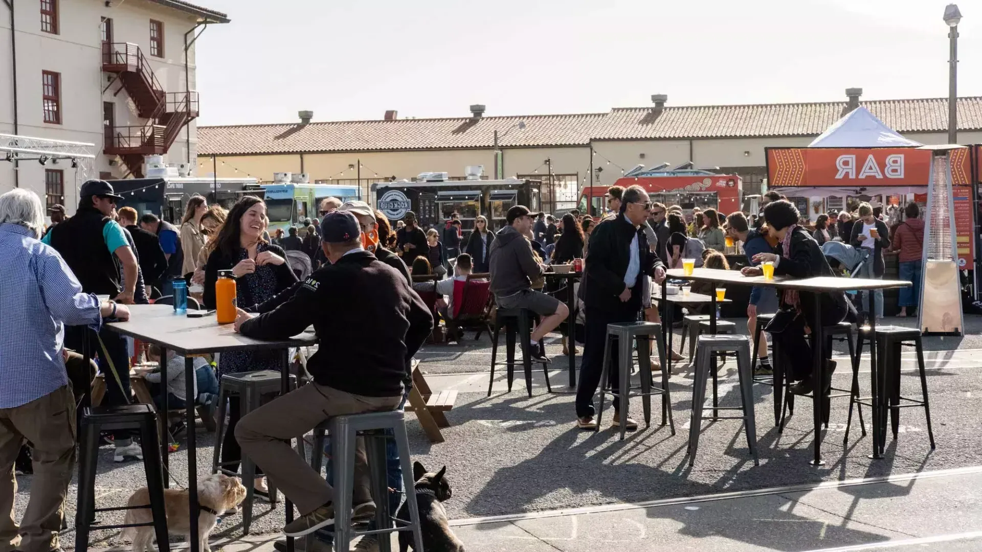 Une foule de gens se rassemblent pour manger dans des food trucks pendant Off the Grid au fort Mason Center.