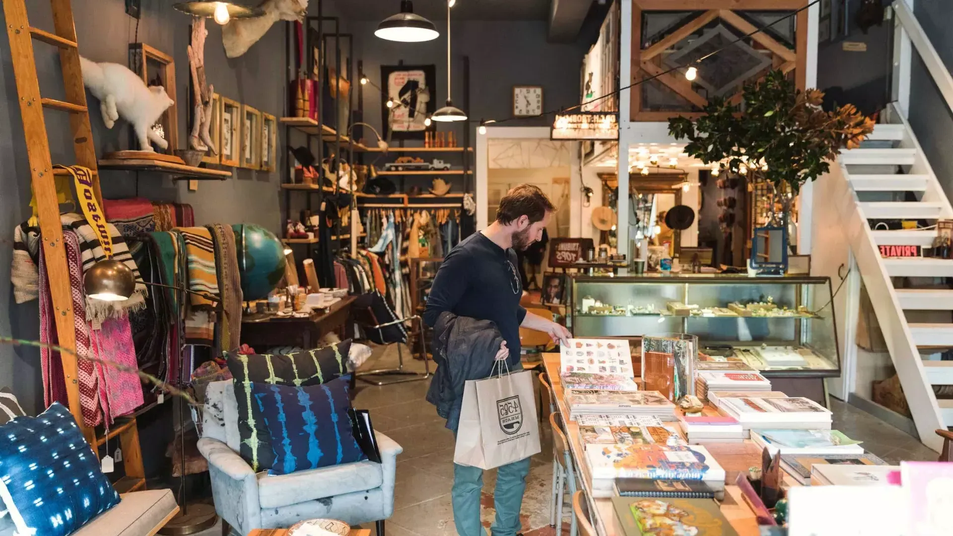 Ein Mann kauft Gegenstände in einer Boutique im NoPa-Viertel von San Francisco.