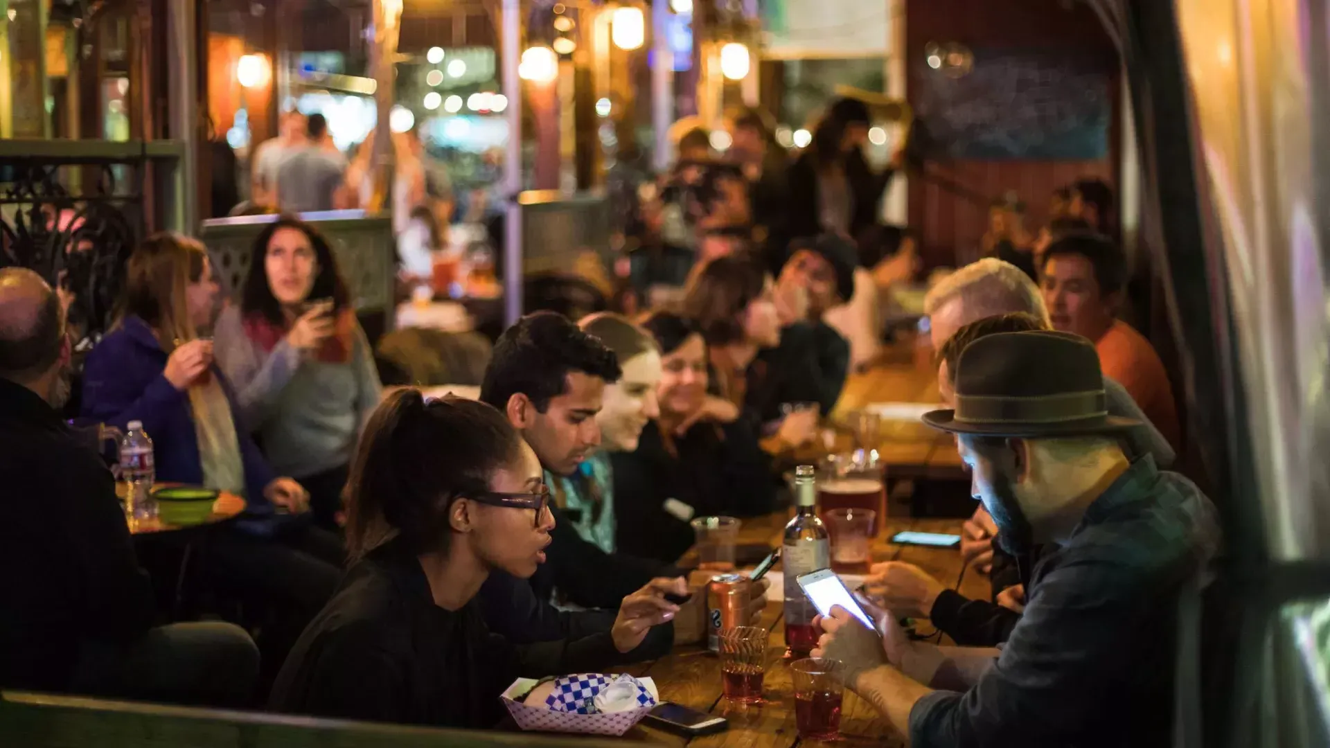 人们在SoMa拥挤的餐厅用餐. San Francisco, California.