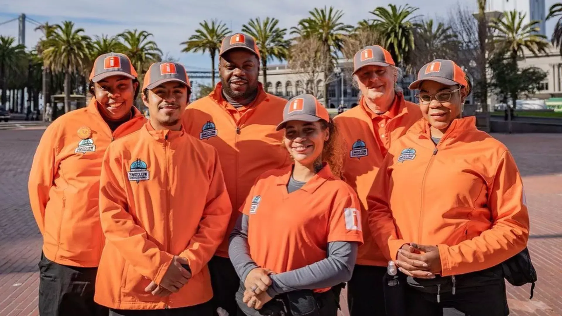 Die Willkommensbotschafter von San Francisco bereiten sich darauf vor, Besucher im Ferry Building zu begrüßen.