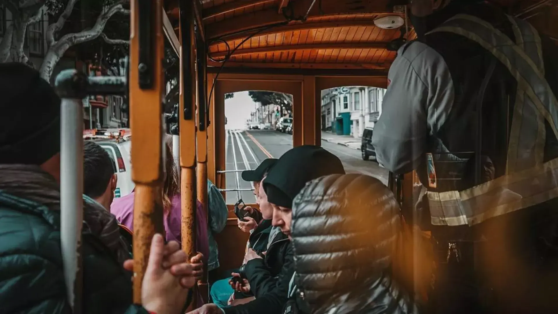 Blick aus dem Inneren einer Seilbahn. 