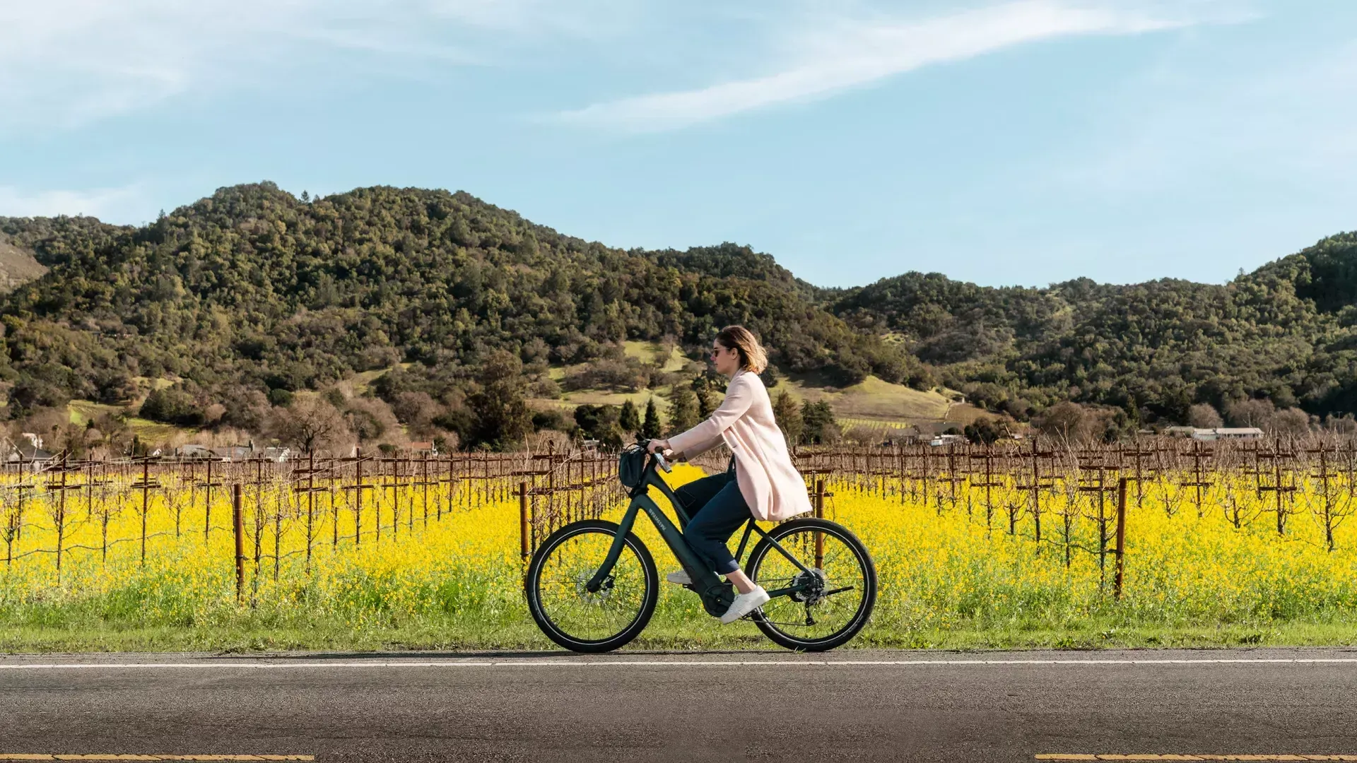 Frau fährt Fahrrad in Napa