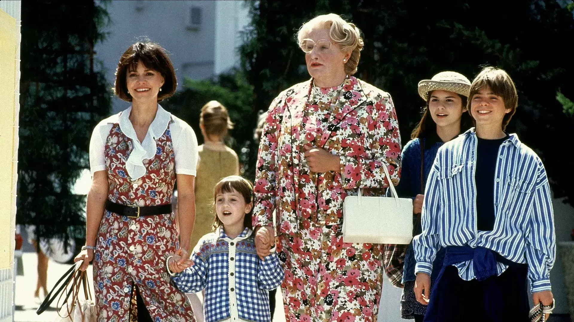 《夫人》场景. Doubtfire at the pool, which was filmed at the Claremont