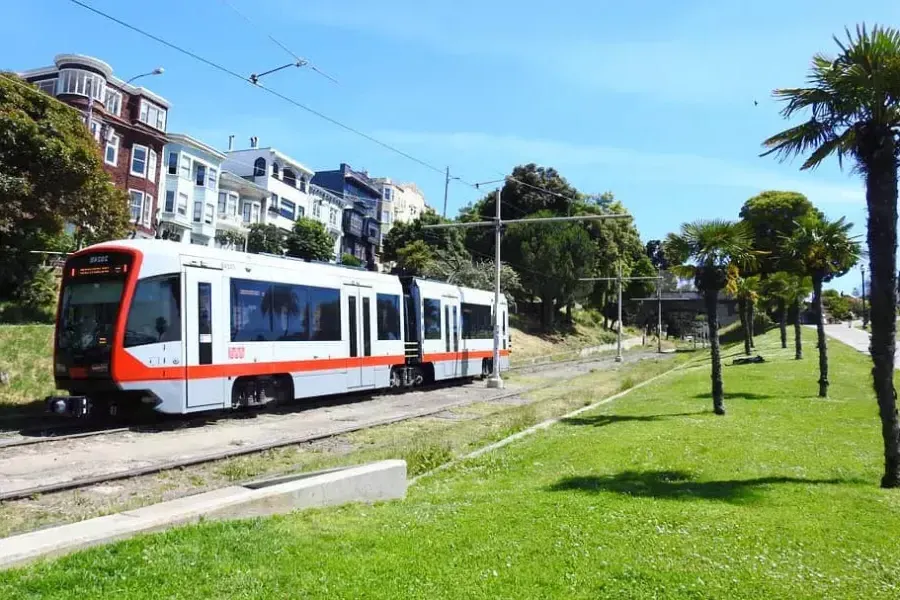 Ein MUNI-Personenzug fährt auf einer Strecke in San Francisco.