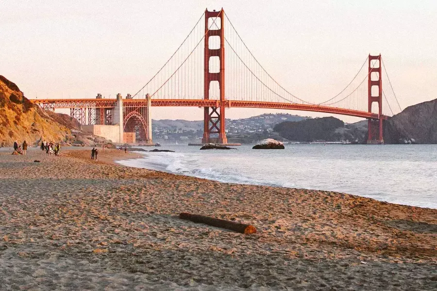 La playa Baker de San Francisco aparece en la foto con el puente Golden Gate al fondo.