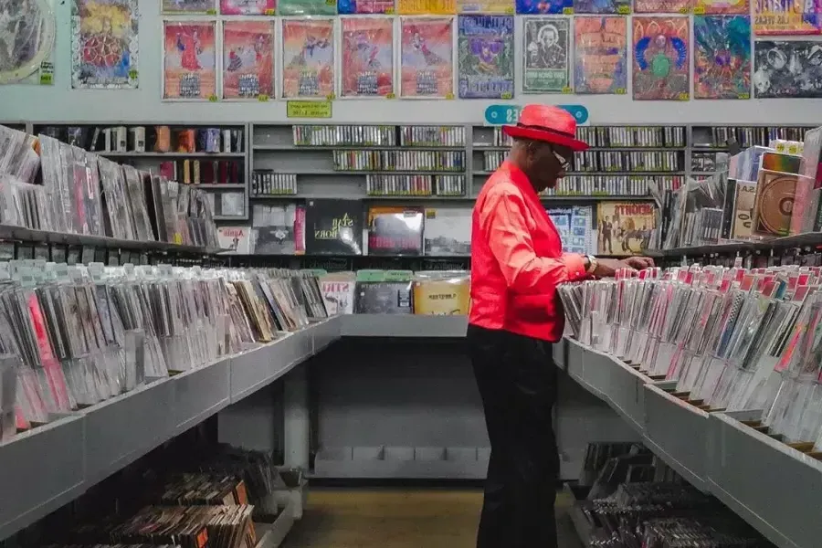 Ein Mann in einer roten Jacke kauft Schallplatten bei Amoeba Records in San Francisco.