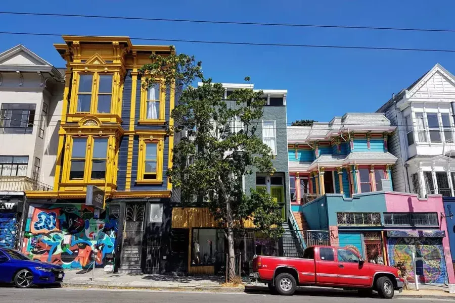 海特街五彩缤纷的建筑，街道上停着汽车. San Francisco, California.