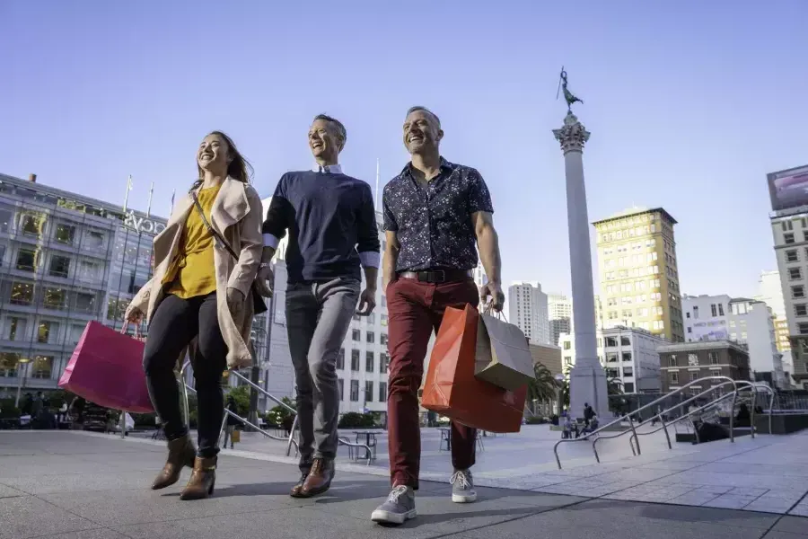 Gli acquirenti passeggiano per 联合广场 a San Francisco.