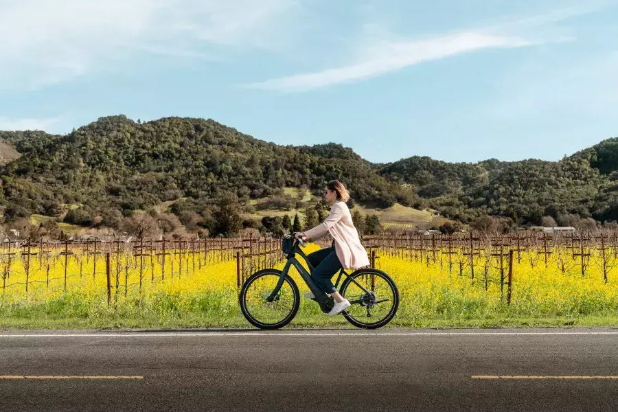 Mujer andando en bicicleta en Napa.