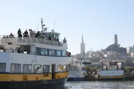 Blue and 黄金舰队's boat at 39号码头