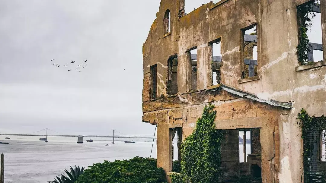 view from older, roofless building on 阿尔卡特拉斯岛 island