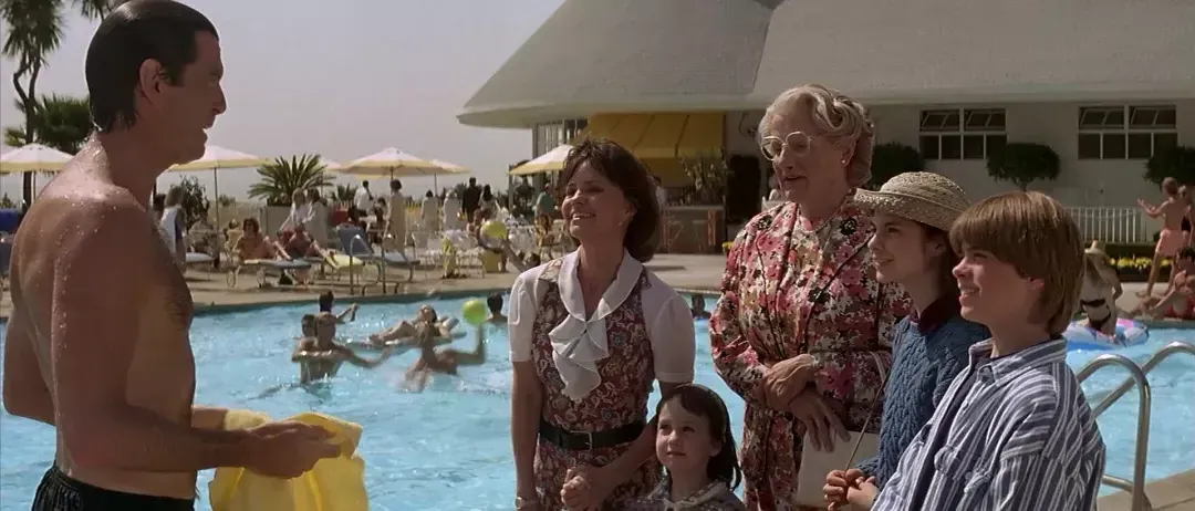 Pool scene from the 夫人. Doubtfire电影