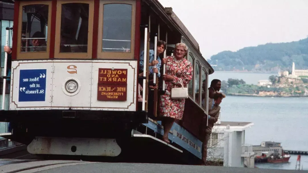 《夫人》场景. Doubtfire when they were on the Cable Car