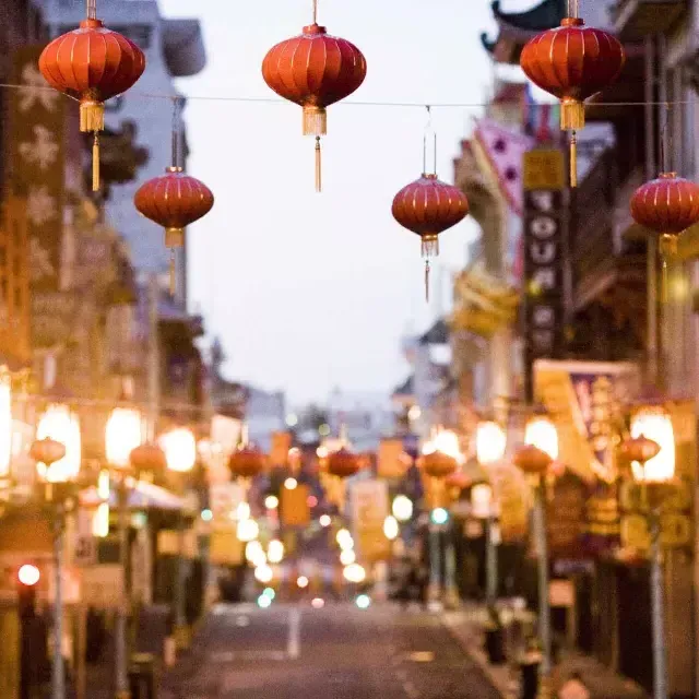 在唐人街的街道上悬挂着一排红色的灯笼。. San Francisco, Kalifornien.