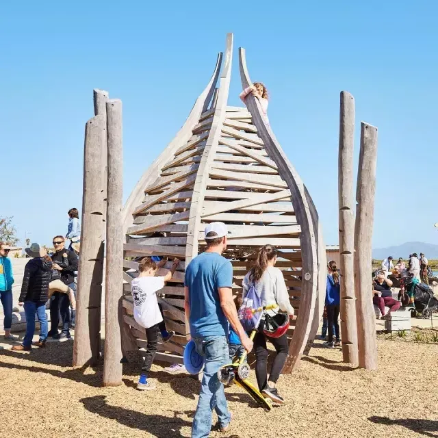 Las familias juegan en The Outpost en Presidio