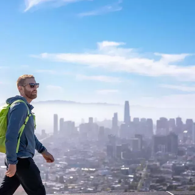 Un visitante sube a la cima de Twin Peaks con su mochila.