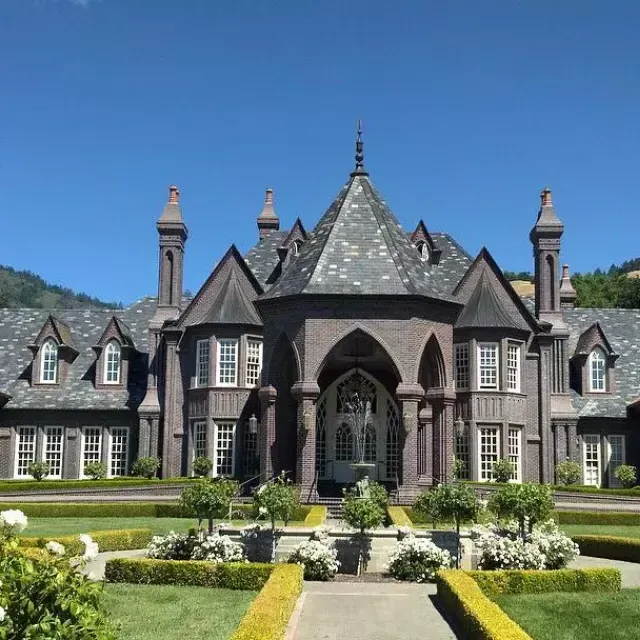 La sala de degustación de Ledson Winery parece un castillo europeo.