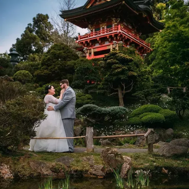 Casal em frente ao Jardim de Chá Japonês