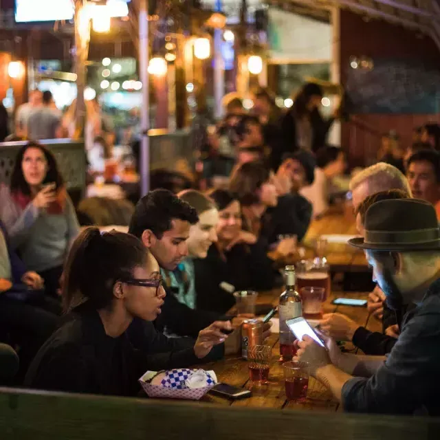 在索马，人们在拥挤的用餐区用餐. São Francisco, Califórnia.