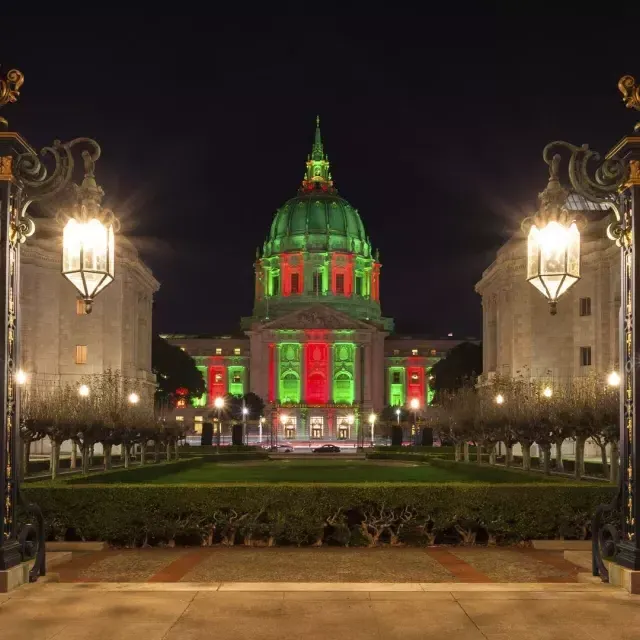 L'hôtel de ville de San Francisco est illuminé pour les vacances.