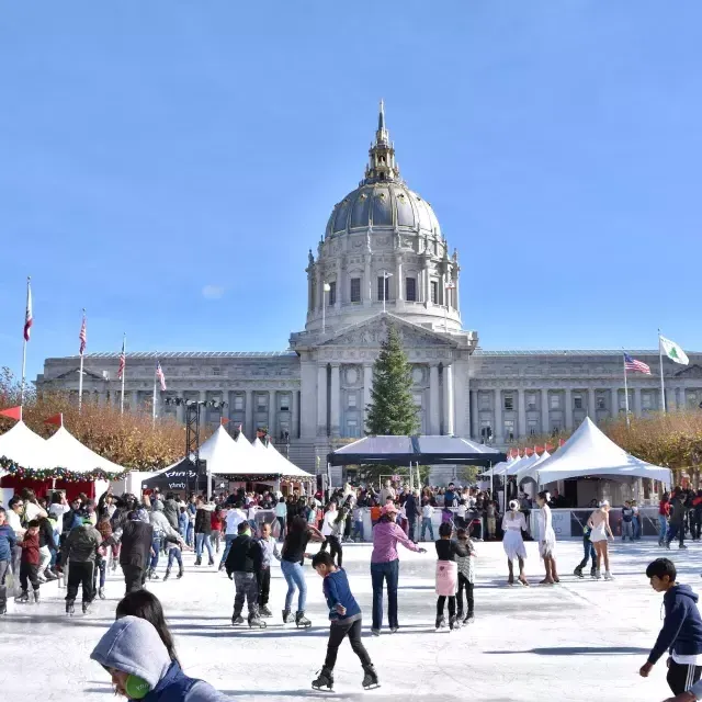 Les patineurs se lancent sur la glace dans l'une des patinoires saisonnières de San Francisco.